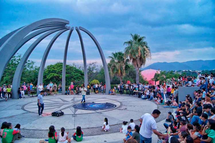 Disfrutan familias de Jornada Astronómica en el Museo Tamux
