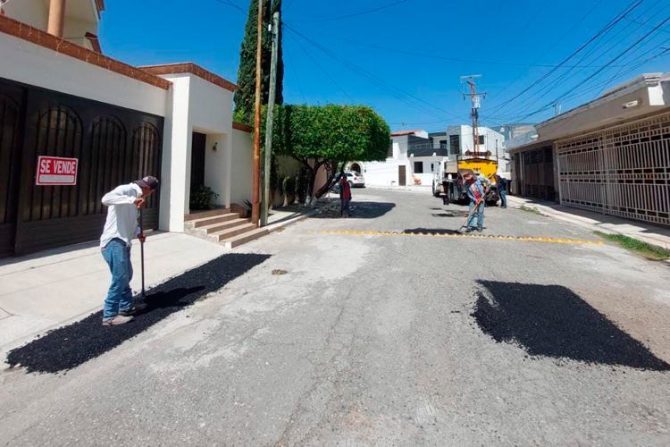 Mejora Municipio vialidades con bacheo en calles de Victoria