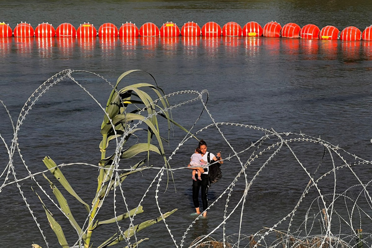 Ordena Texas empujar a niños del Río Bravo