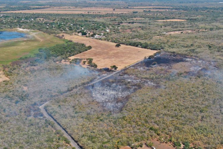 Enorme incendio en ejido alcanza casas y palapas; atiende PC