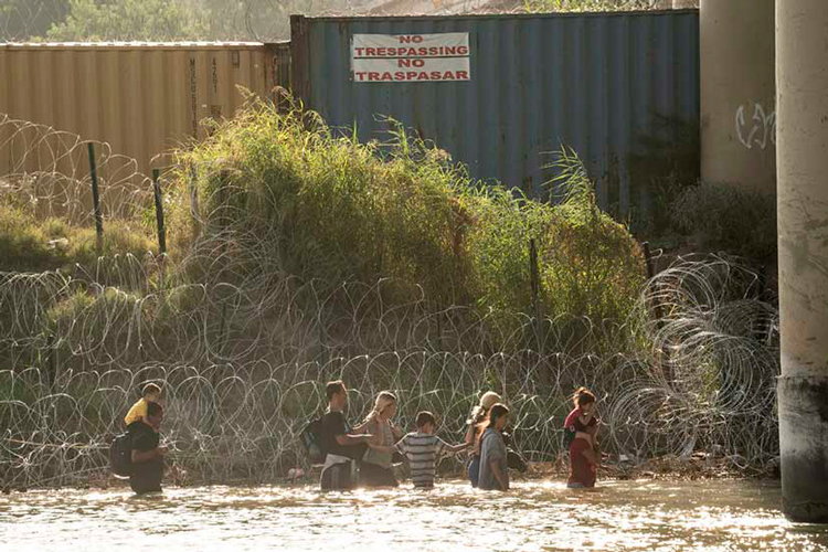 Senador reclama al gobernador Abbott política migratoria