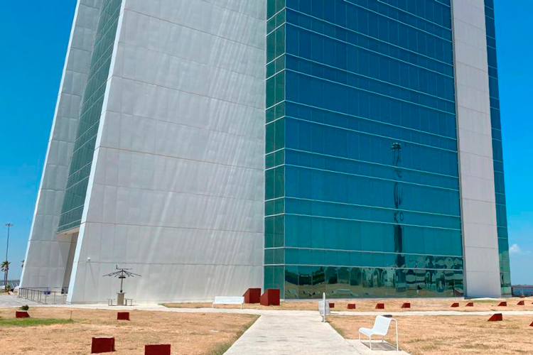 Realizan labores de manteniendo a la Torre Bicentenario