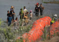 Muere primer migrante por boyas en el Río Bravo