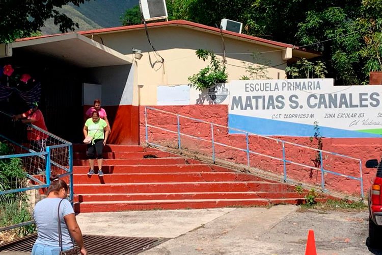 Maestros exigen parar clases; director pide ayuda a Policía