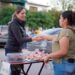 Escucha Ale a vecinos y comerciantes en el tianguis de Las Palmas