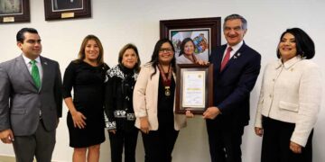 Atestigua Américo entrega de medalla al mérito a investigadora matamorense