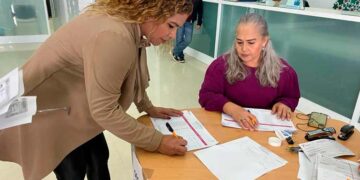 Paga Gobierno becas a hijos de servidores públicos