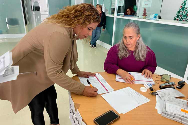 Paga Gobierno becas a hijos de servidores públicos