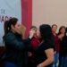 Escucha Ale a vecinos y comerciantes en el tianguis de Las Palmas