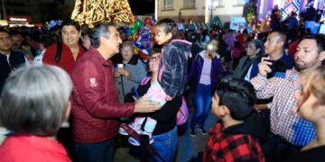 Américo y María conviven con familias durante desfile navideño