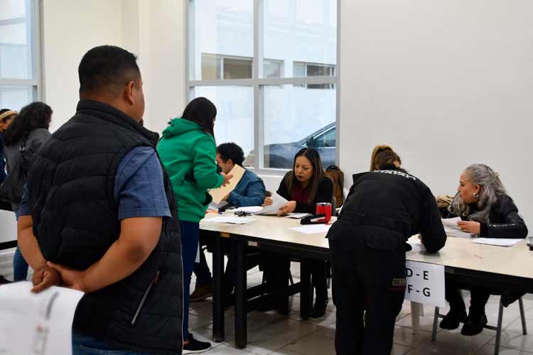 Guardia Estatal y personal de la SSPT reciben becas estatales