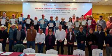 Acreditan a productores de mezcal en inocuidad