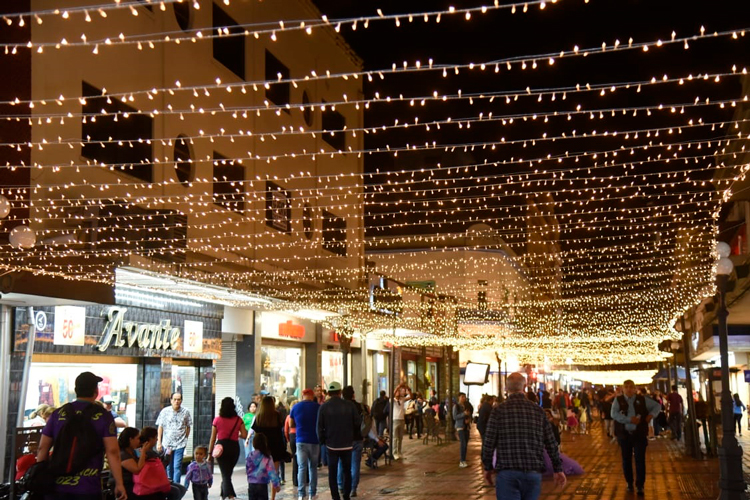 Chucho Nader y Aída Féres Encienden Tunel Navideño
