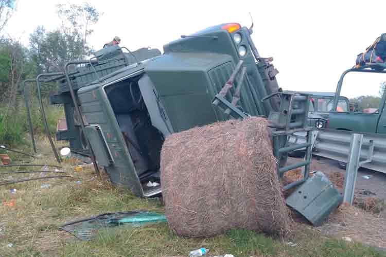 Vuelcan militares; hay 19 heridos