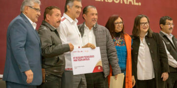 Basifica Tamaulipas 3 mil maestros  y entrega 19 mdp en equipo