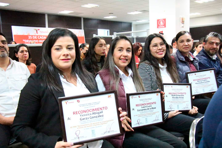 Entrega Secretaría del Trabajo reconocimientos a 49 servidores públicos de PROCADIST y CONOCER