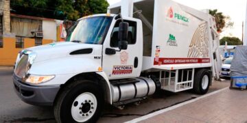 Entrega gobernador apoyos para mejorar servicios e infraestructura en Victoria