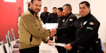 Entrega Carmen Lilia Canturosas más de 12 mil becas “UNE”