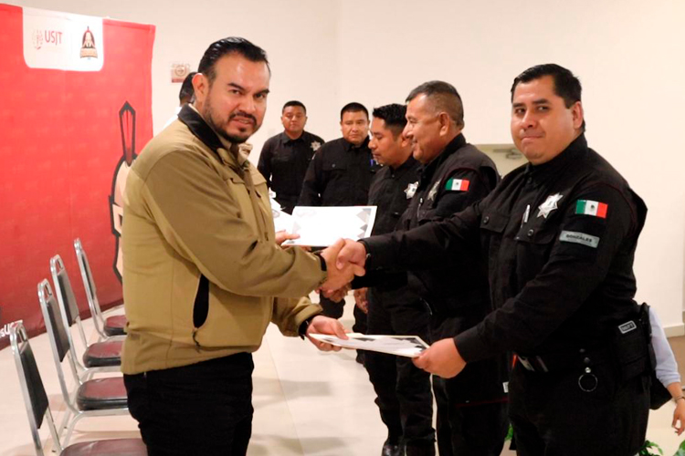 Entrega Carmen Lilia Canturosas más de 12 mil becas “UNE”