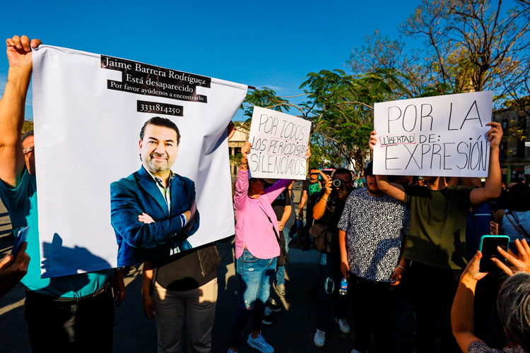Exigen liberación de periodista plagiado