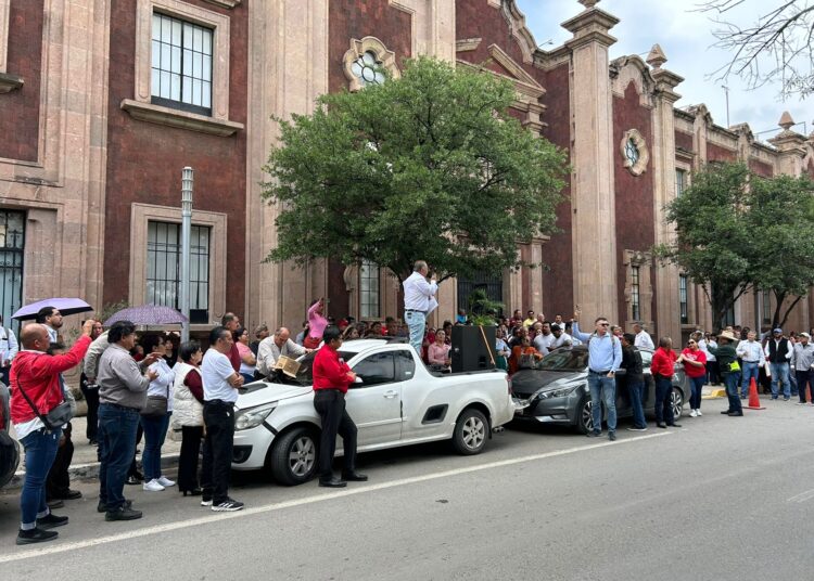 Arruina Sindicato festejo a Secretario de Salud