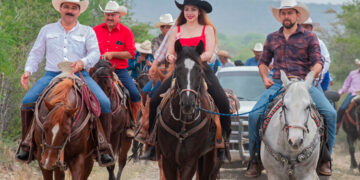Cendy Robles cabalga por el 54 Aniversario del Ejido Lázaro Cárdenas en Casas