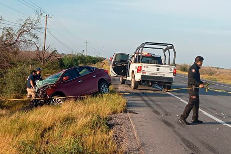 Persona fallece en choque entre automóvil y tractocamión