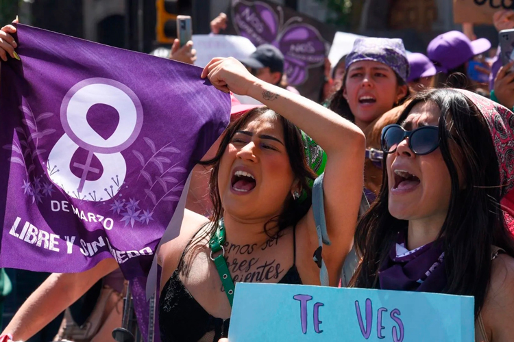 Marea Morada se une contra el machismo