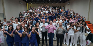 Respaldan estudiantes de medicina proyecto de Carmen Lilia Canturosas