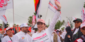 Llegan cientos a campaña de pegoteo con Carmen Lilia Canturosas