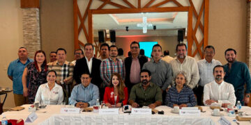 Reciben a Maki Ortiz en Tianguis de Los Muros y le aseguran su voto