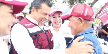 Recorre Lalo Gattás tianguis y colonias en busca del voto ciudadano
