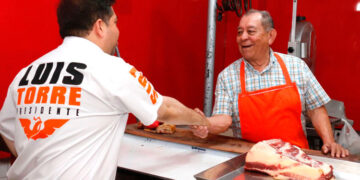 Locatarios del Mercado Argüelles abrazan un Victoria Diferente con Luis Torre