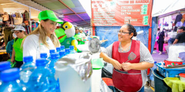 Reciben a Maki Ortiz en Tianguis de Los Muros y le aseguran su voto