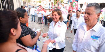 Total Apoyo Brindan Vecinos de la Unidad Modelo a Rosa González y Chucho Nader