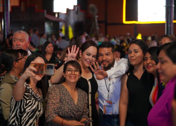Magisterio de Nuevo Laredo da respaldo a Carmen Lilia