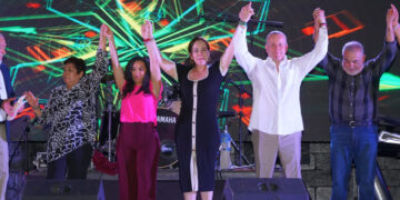 Van maestros neolaredenses con Carlos Canturosas para la diputación federal