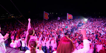 Disfrutan miles de madrecitas junto a Carmen Lilia concierto en su honor