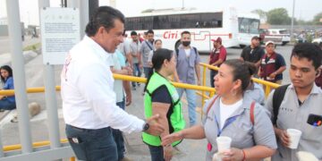 Visita Lalo a obreros y dirigentes de maquiladoras