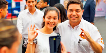 Arrasa Luis Torre en encuentro CONÓCELOS con Lasallistas