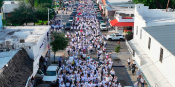 Se unen miles de neolaredenses a marcha pacífica por la democracia