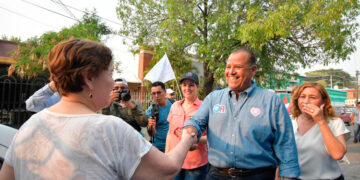 Entrega Oscar apoyos de los victorenses a brigadistas que combaten incendio en la sierra