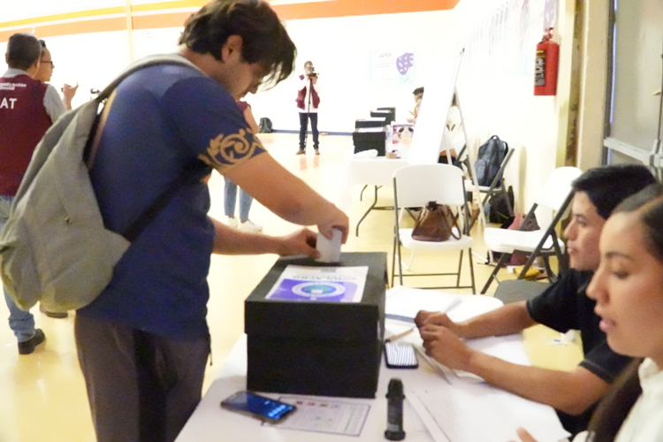 Participan estudiantes de la UAT en el Simulacro Electoral Universitario