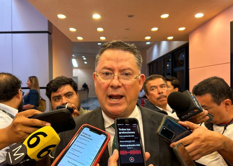 Guardia Estatal acude como primer respondiente ante fuga de diésel y derrape de tráiler