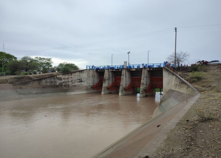Derivan agua hacia la presa Las Ánimas; reconocen a Gobernador