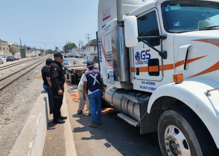 Guardia Estatal acude como primer respondiente ante fuga de diésel y derrape de tráiler