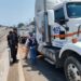 Guardia Estatal acude como primer respondiente ante fuga de diésel y derrape de tráiler