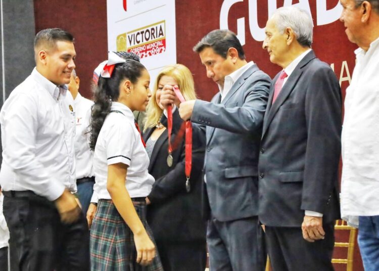 Reconoce Municipio a alumnos y maestros con medalla “Guadalupe Victoria”