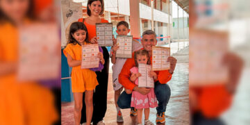 En familia Juan Carlos Zertuche acude a emitir su voto
