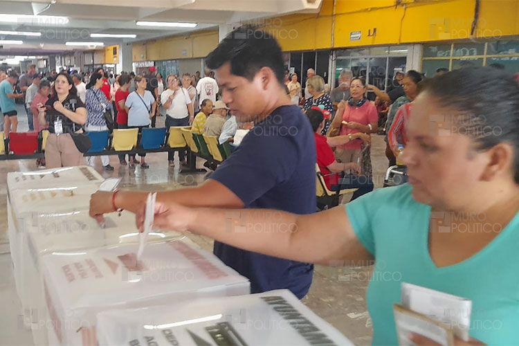 Madrugan para llegar a votar y evitar altas temperaturas